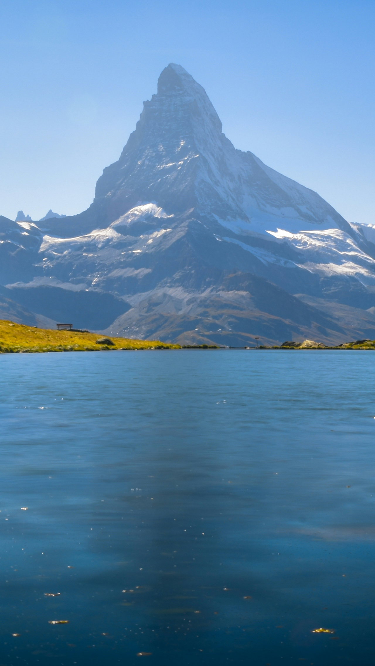 Das Matterhorn über einem Bergsee