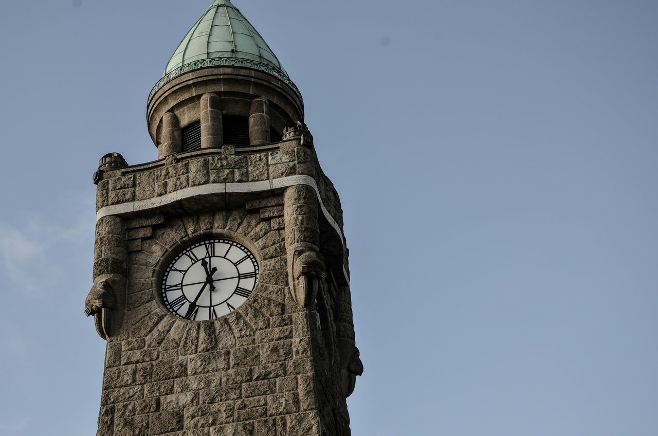 Der Uhrturm der St. Pauli Landungsbrücken vor blauem Himmel