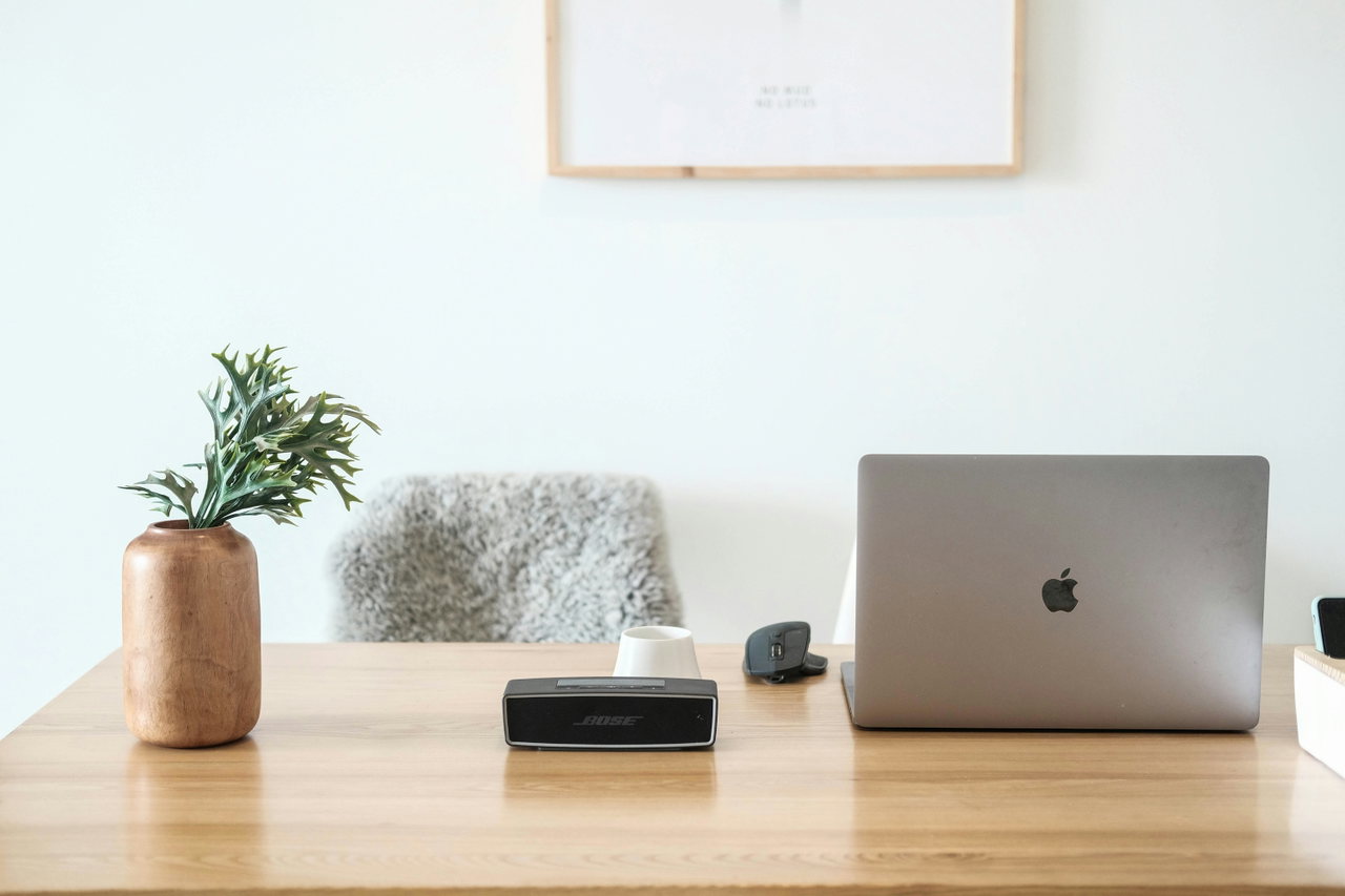 Aufgeräumter Schreibtisch mit Laptop und externer Festplatte
