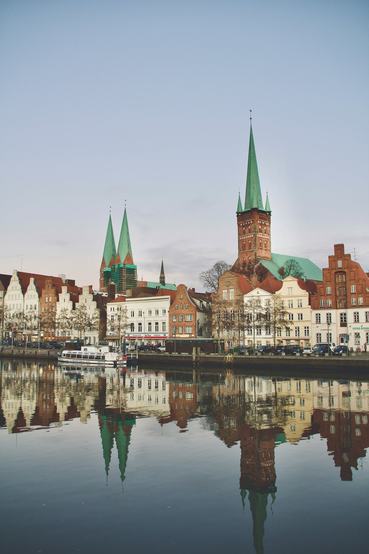 Die Altstadt von Lübeck mit Kirchtürmen spiegelt sich in der Trave