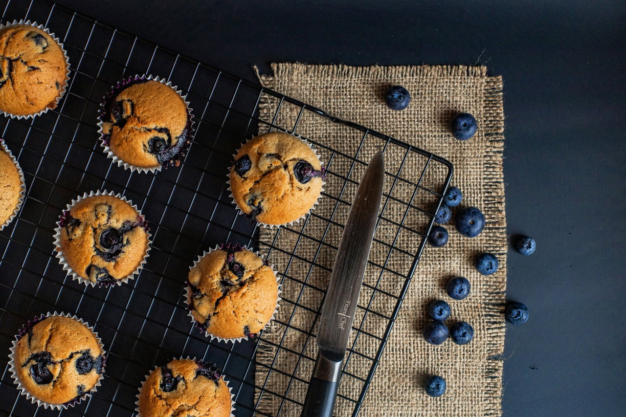 Blaubeermuffins auf einem Backbleck