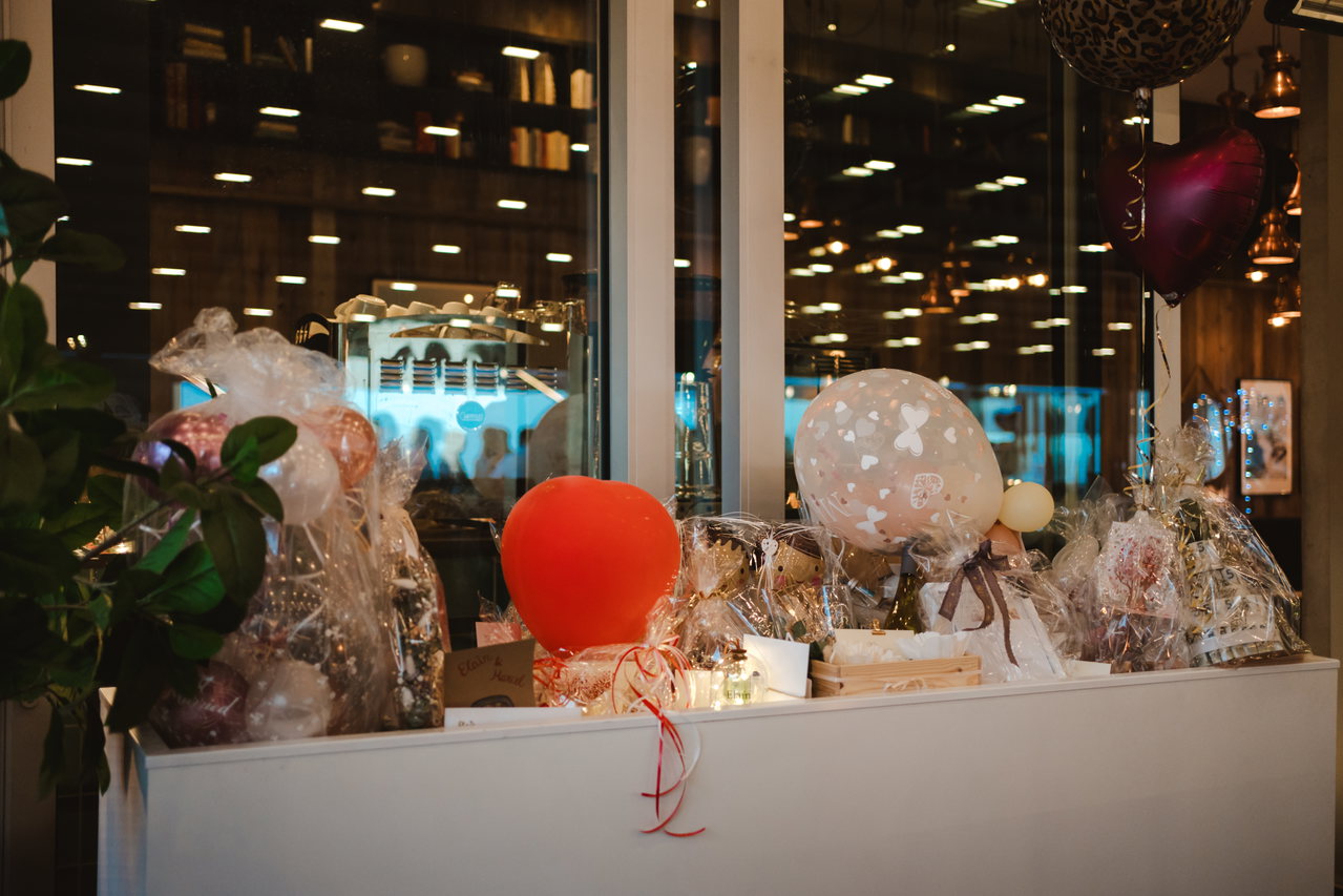 Tisch mit Geschenken, Karten und Luftballons