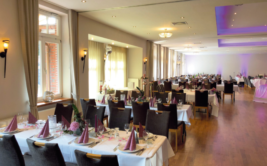 eingedeckter Saal eines Gasthauses