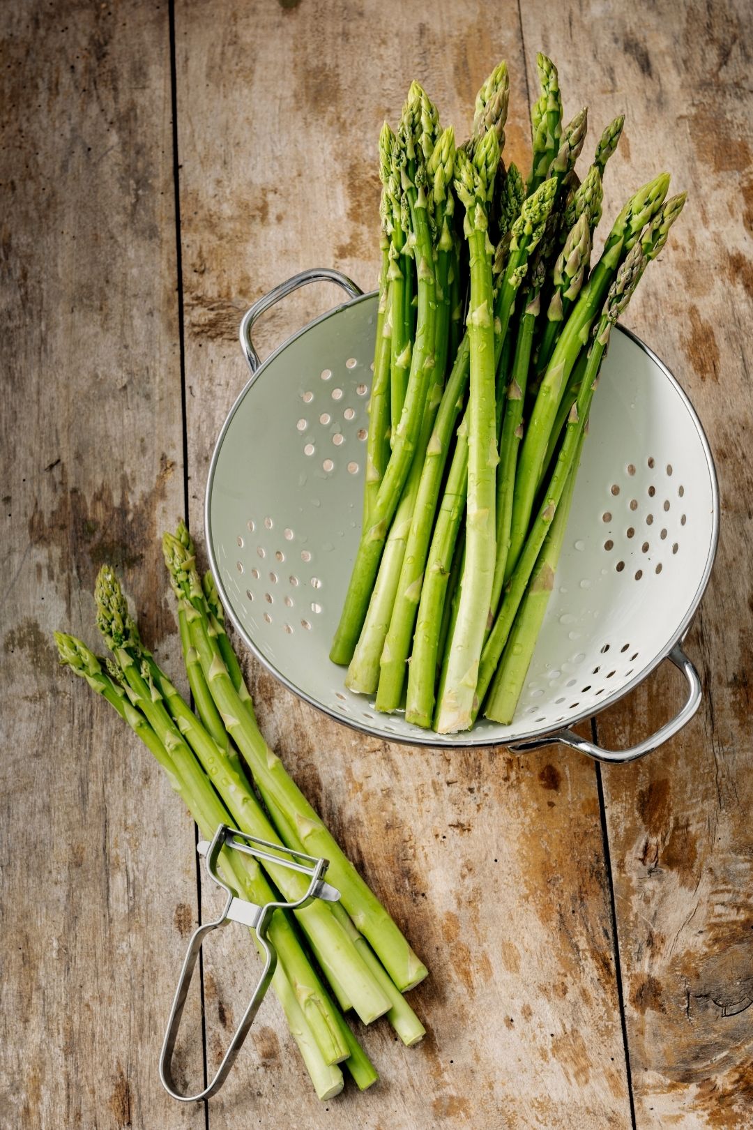 Grüner-Spargel-im-Sieb