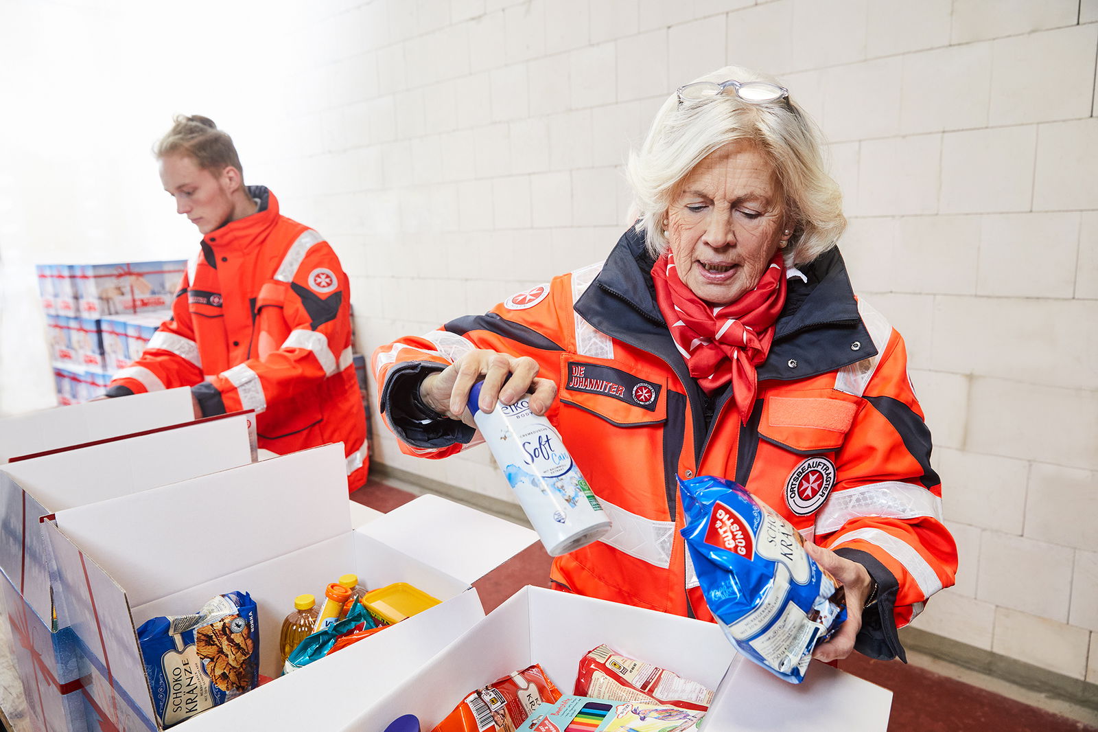 Johanniter packen Päckchen für Menschen in Not