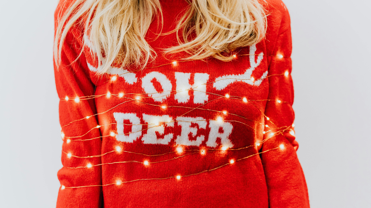 Ein ugly christmas sweater mit auffallendem Design