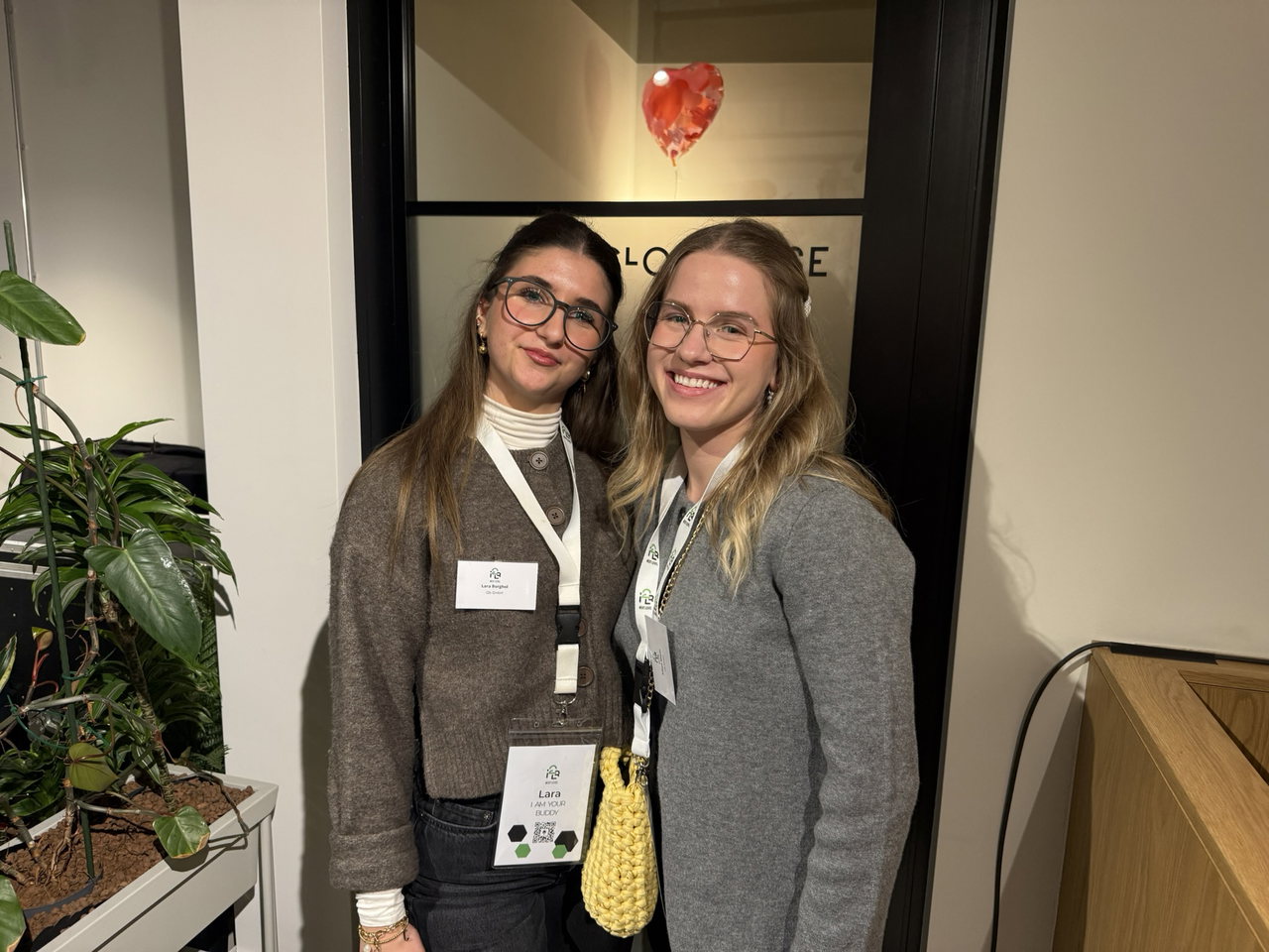 Lara-Borghol-links-und-Aileen-Meyer-vom-Marketing-Team
