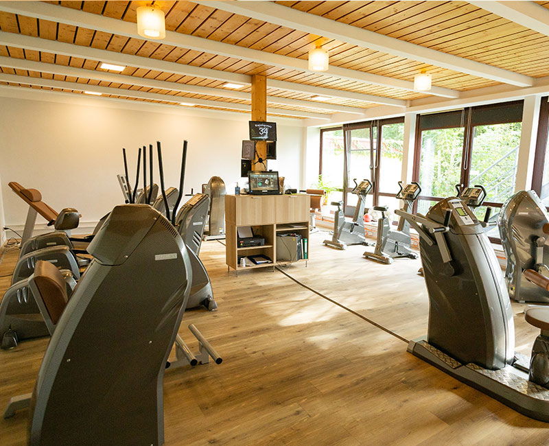 Hier wird der Innenraum der Physiopraxis gezeigt, in dem der Milon-Gesundheits-Zirkel auf gebaut ist.