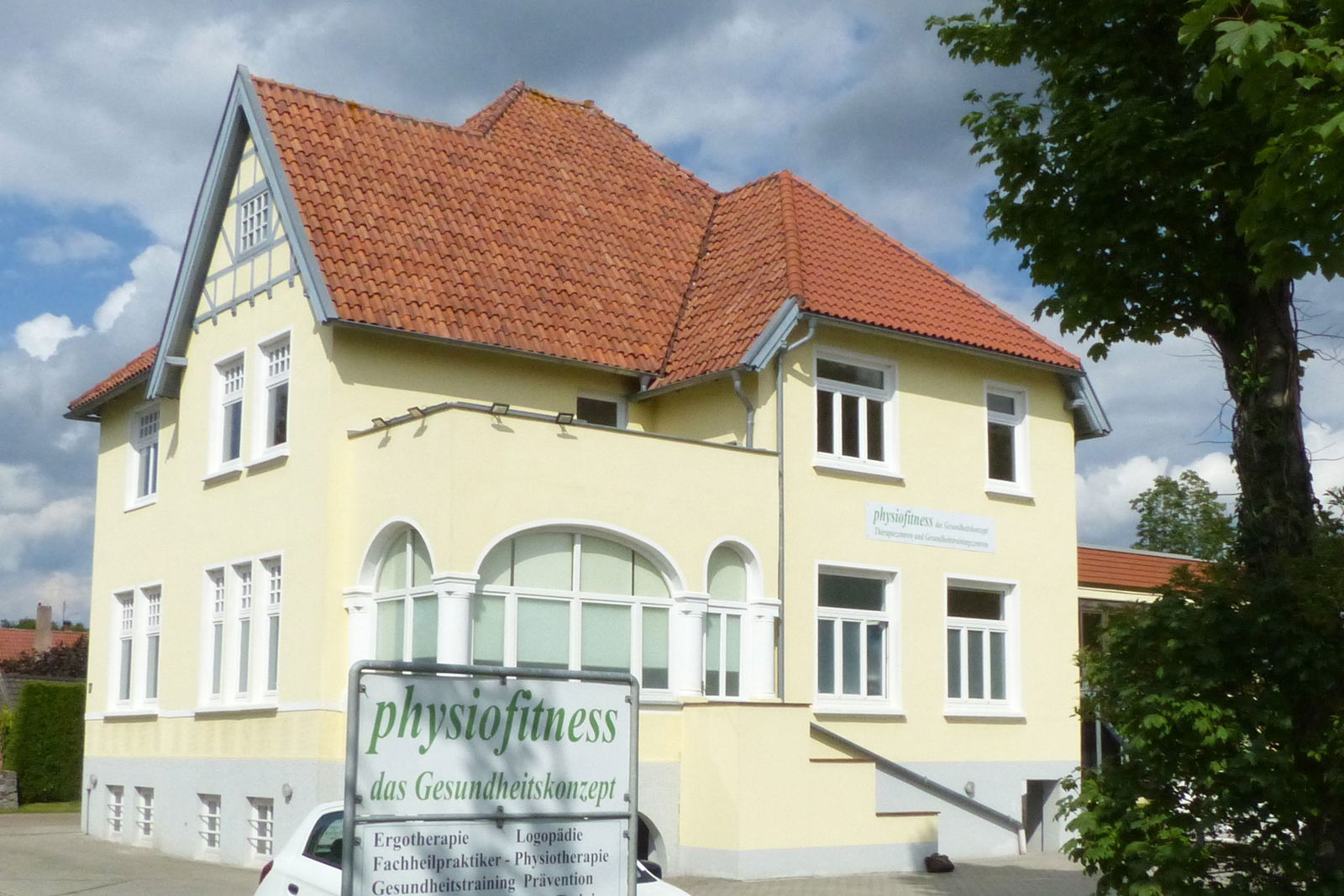 Hier wird die Außenansicht der Räumlichkeiten der Physiopraxis in Elsfleth gezeigt.