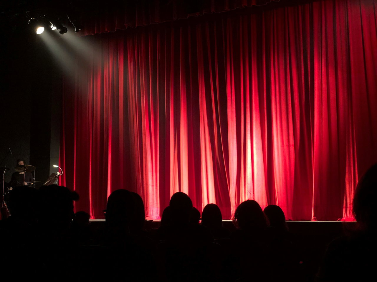 theater-bühne-zuschauer-vorhang
