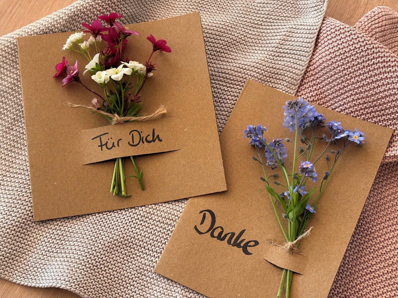 Blumensträuße-in-Kraftkartonkarte