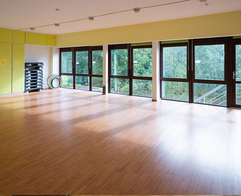 Hier wird einer der Innenräume der Physiopraxis in Nordenham gezeigt.