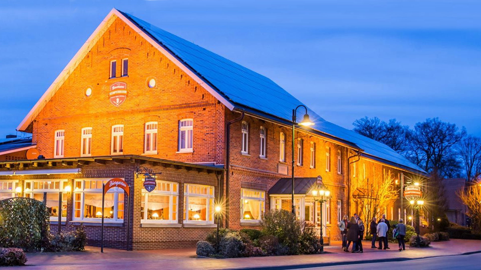 Gasthaus Kempermann erleuchtet bei Nacht