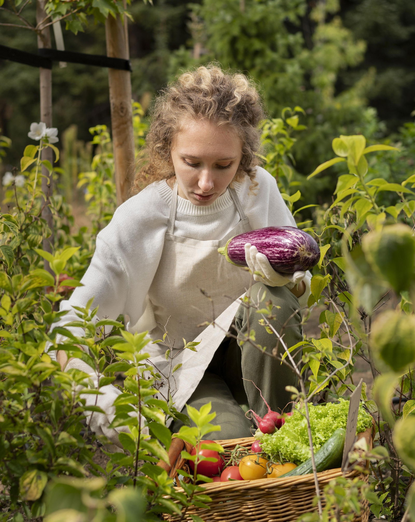 frau-gemüse-nutzgarten-ernte-hochkant