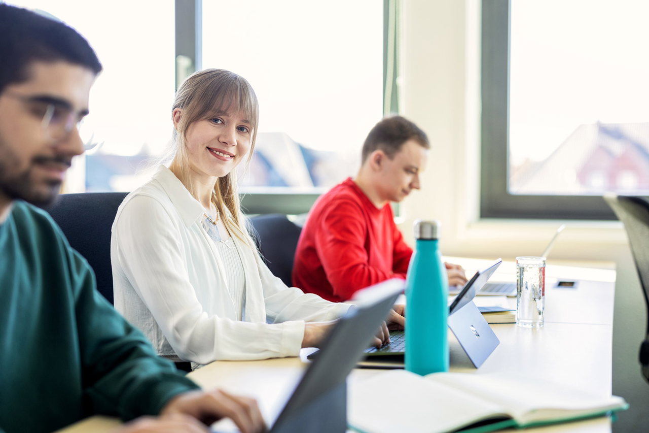 studierende-sitzen-bwl-wirtschaftsinformatik-ibs-oldenburg-duales-studium-2