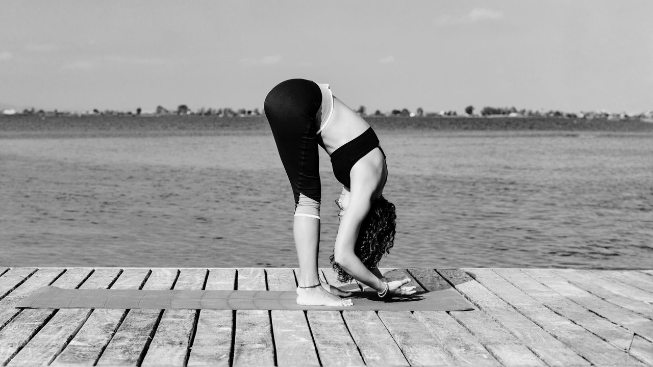Auf diesem Bild wird eine Frau in der "Wasserfall-Pose" gezeigt.