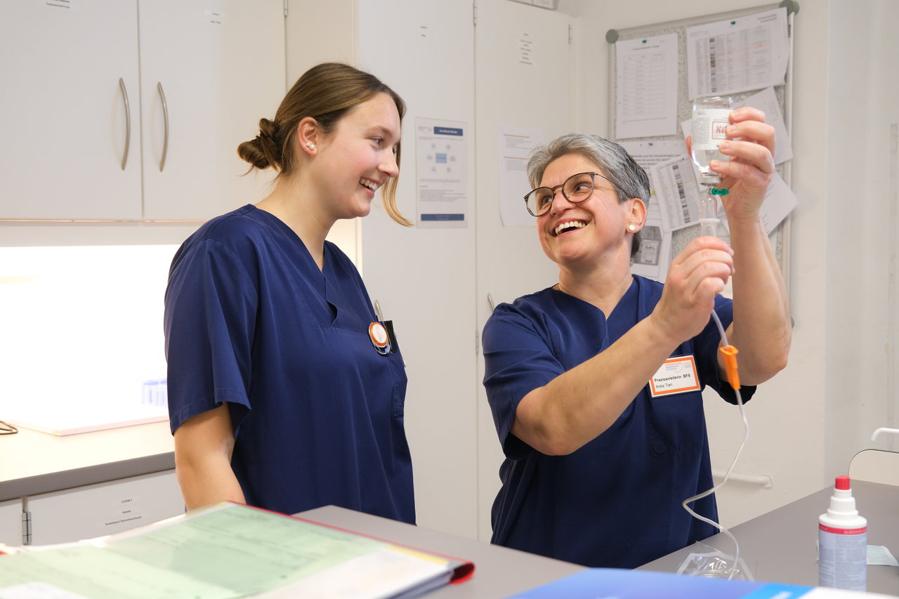 Zwei-Pflegekräfte-ziehen-eine-Infusion-auf