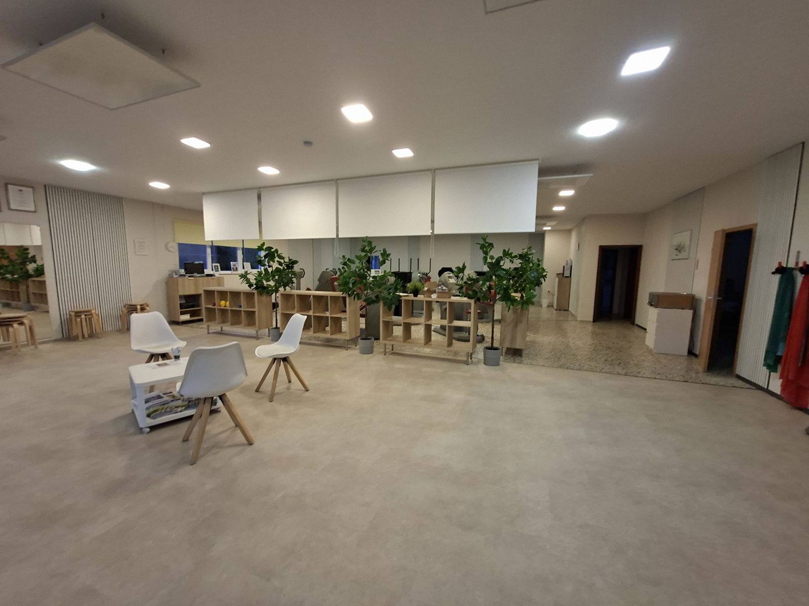 Hier wird ein Innenraum der Physiopraxis in Rodenkirchen gezeigt.