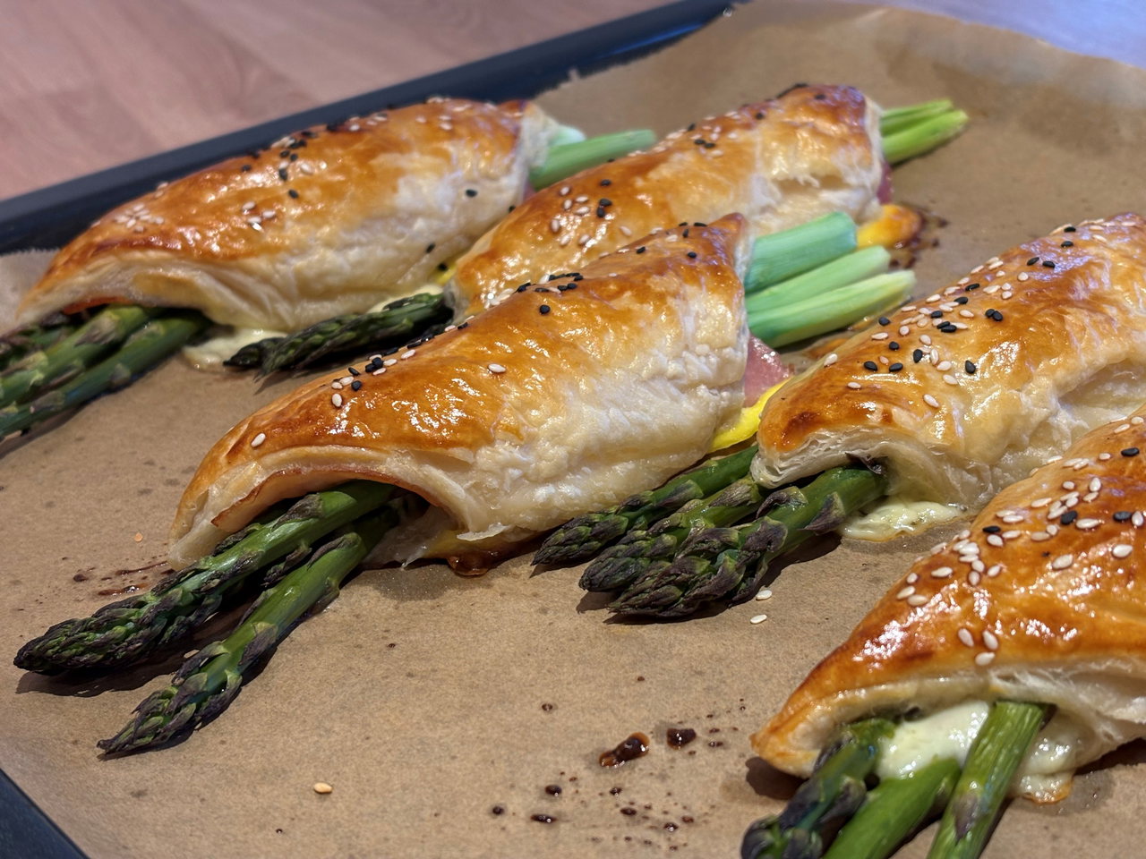 Spargel-Taschen-mit-Käse-und-Schinken 
