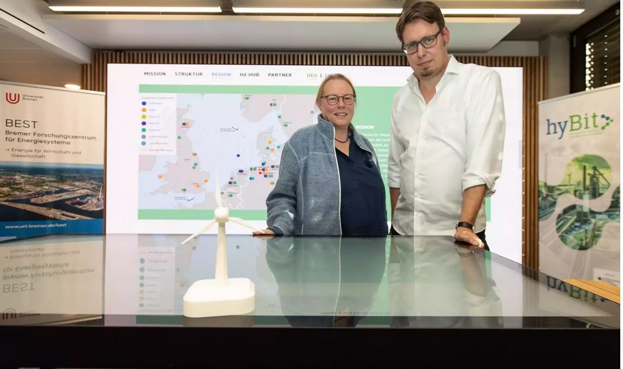 Johanna-Myrzik-und-Torben-Stührmann-in-der-Schaltzentrale-von-hyBit
