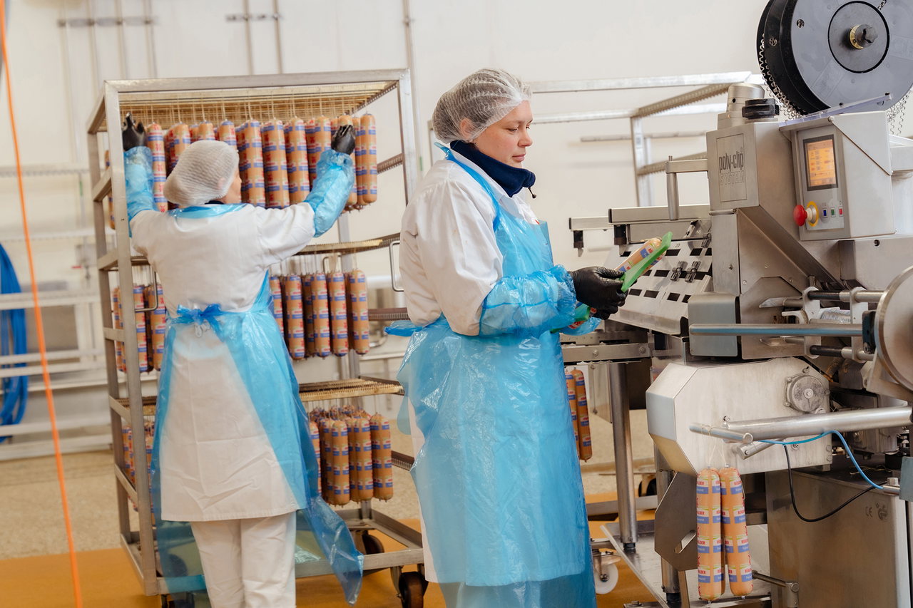 Ruegenwalder-Mitarbeiter-in-der-Produktion