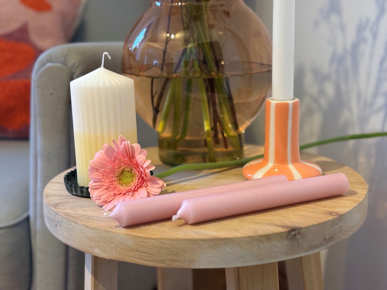 Bunte-Kerzen-und-Kerzenhalter