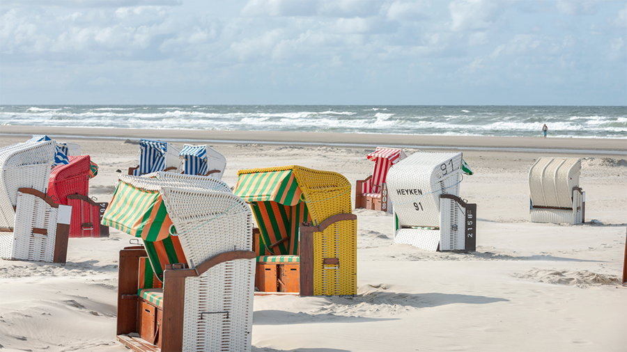 Bunte-Strandkörbe-am-Strand-im-Sommer