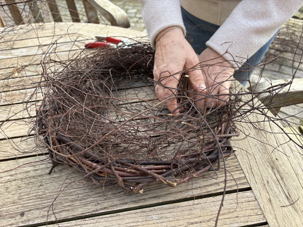 2_Gestrüpp-auf-dem-Kranz-verteilen