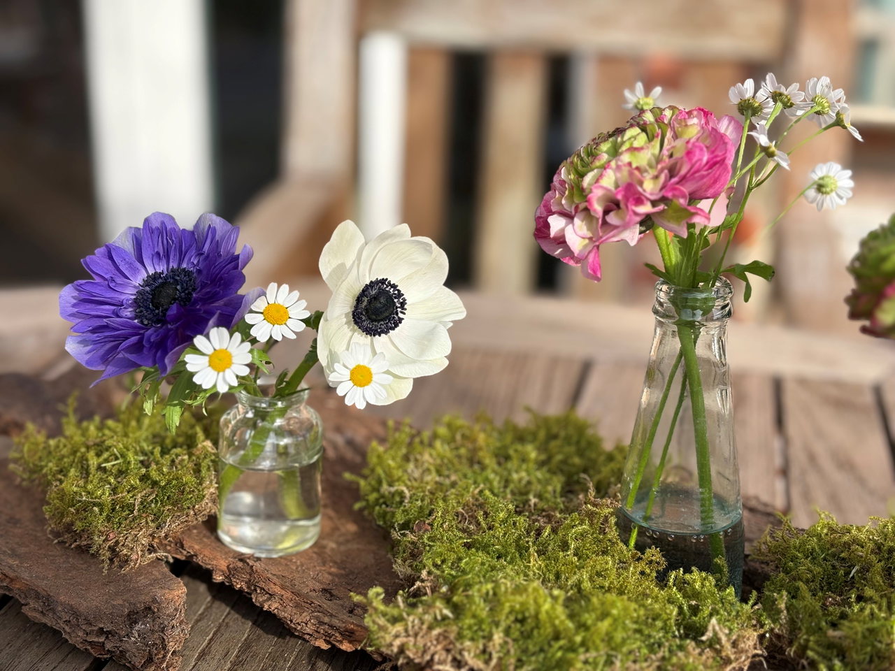 Bunte-Blumen-als-Tischdeko-Highlight