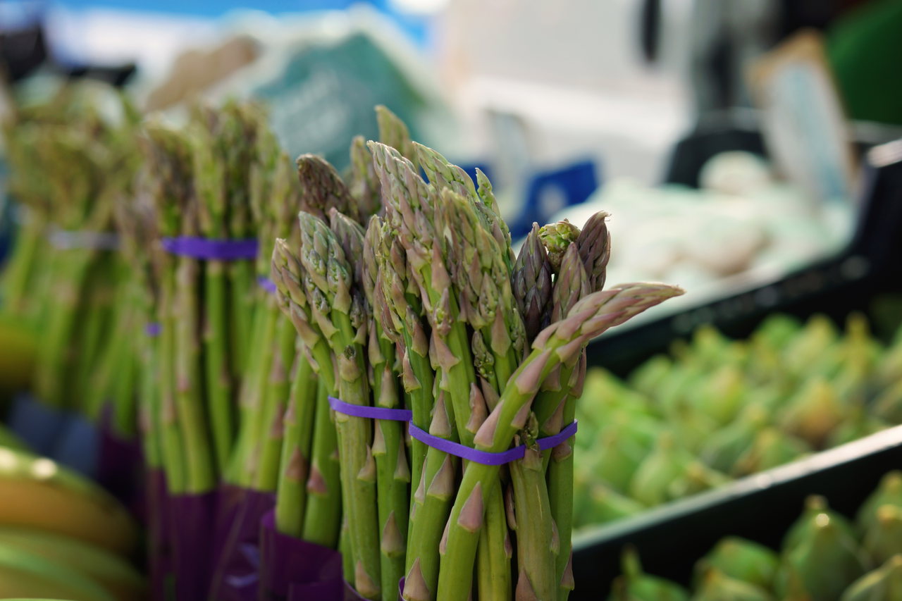 Grüner-Spargel-auf-dem-Gemüsemarkt