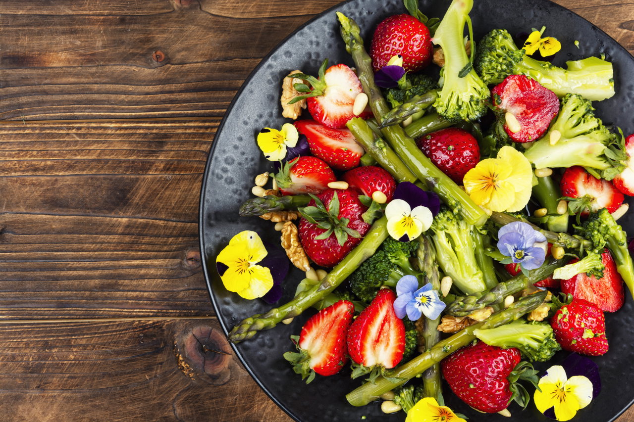 Salat-mit-Spargel-und-Erdbeeren