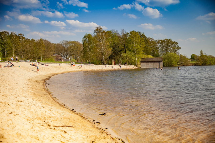 Badestelle-Thülsfelder-Talsperre-im-Sommer