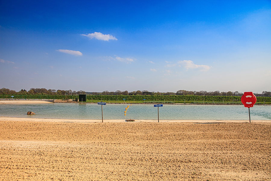 Dwergter-Badesee-mit-blauem-Himmel