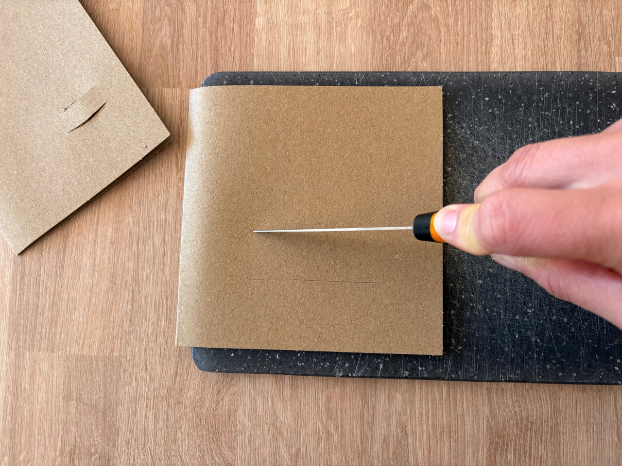 Karte-mit-Messer-einschneiden