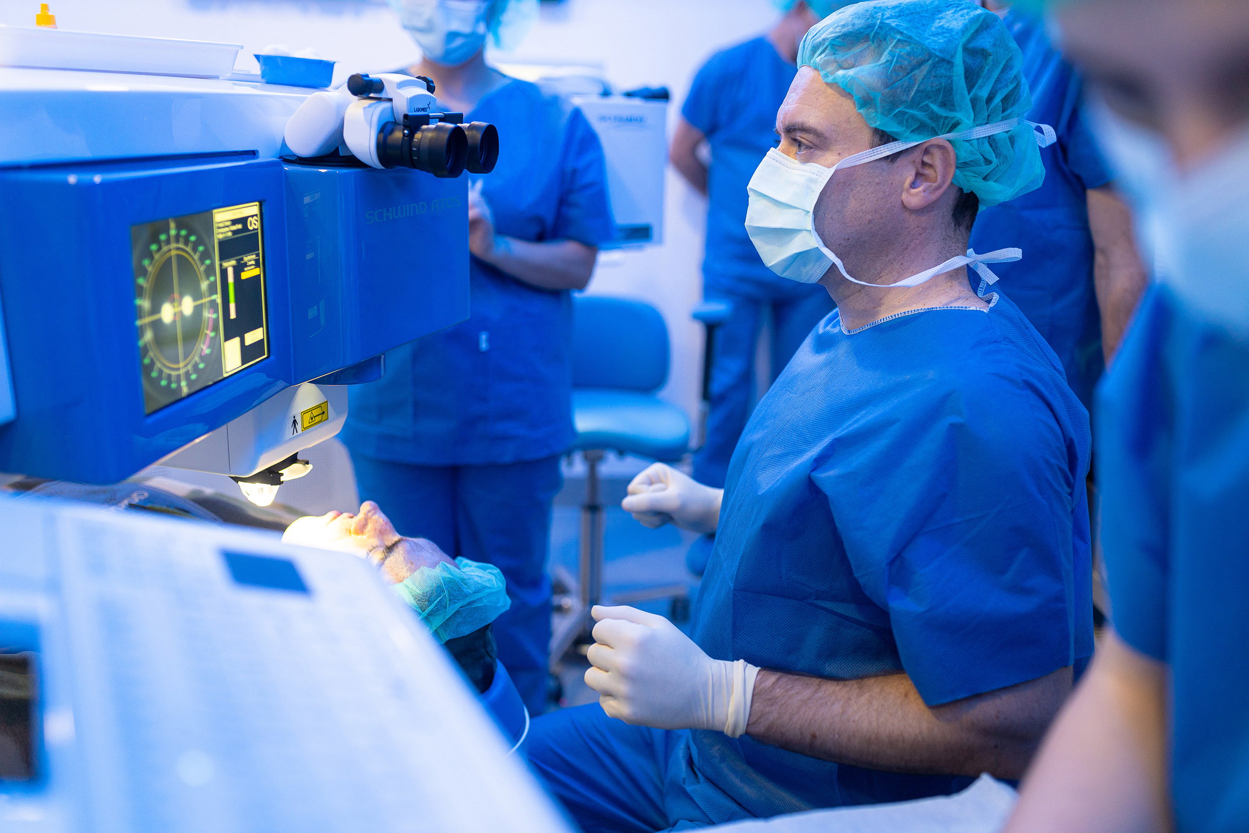 PD-Dr-med-Christian-Ahlers-im-OP