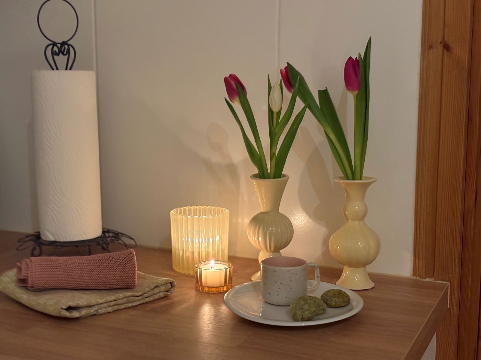 Kleine-Vasen-mit-Tulpen