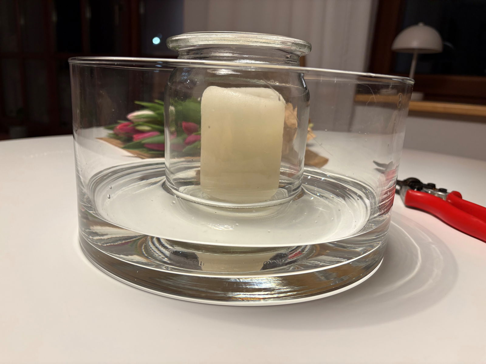 Schritt-zwei_Wasser-in-Vase-fuellen