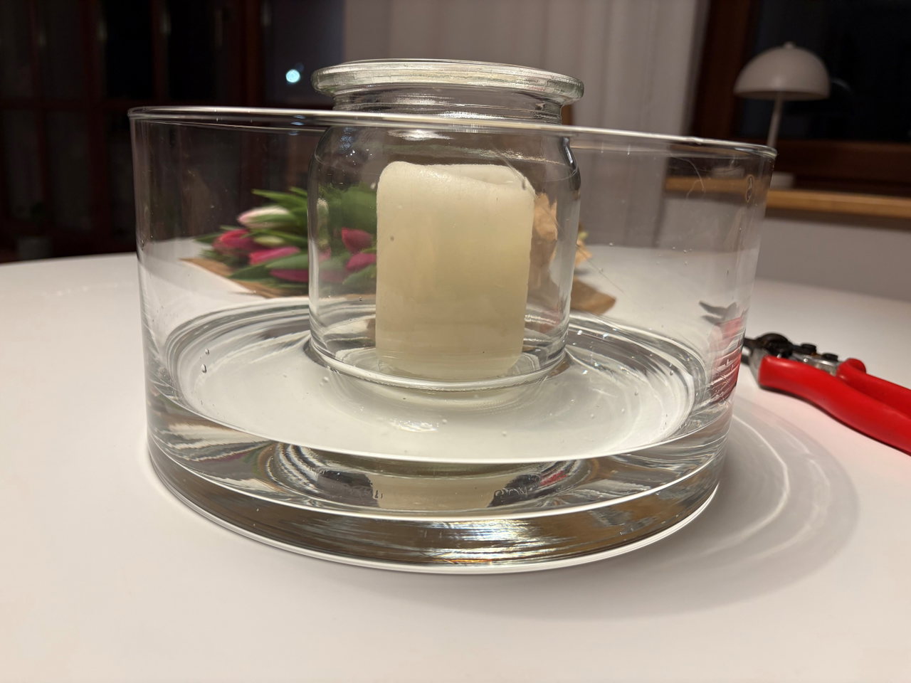 Schritt-zwei_Wasser-in-Vase-fuellen