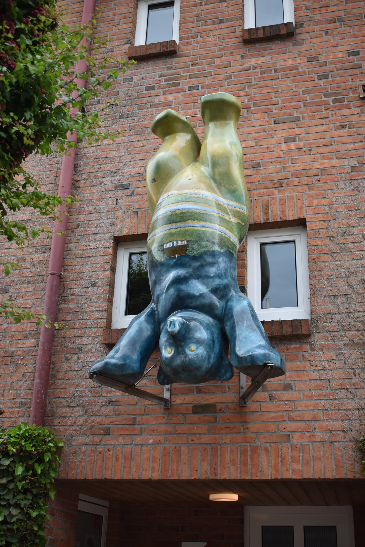 esens-bär-handstand-hauswand