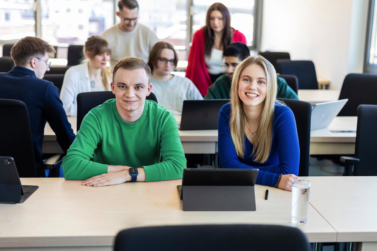 studierende-schreibtisch-ibs-oldenburg-duales-studium
