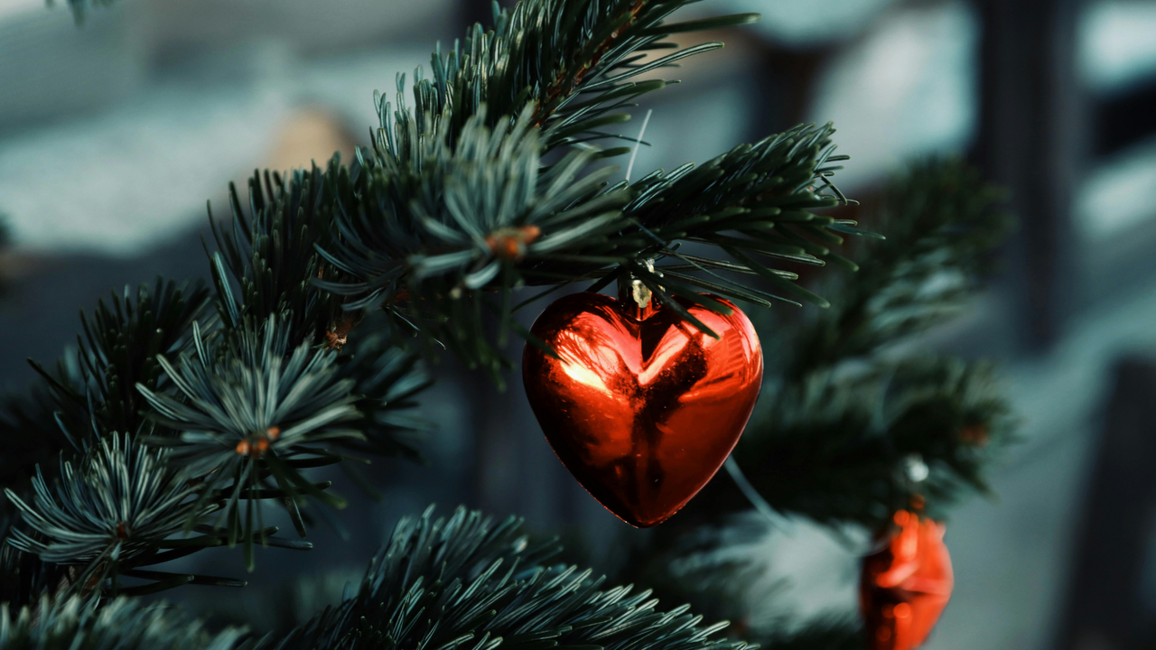 Weihnachtskugel in Herzform
