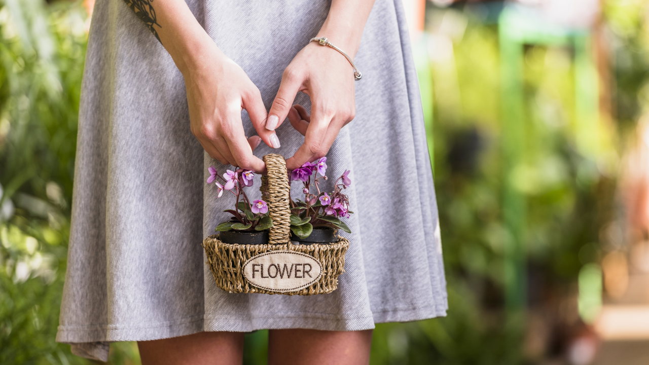 frau-kleid-blumen-geschenk