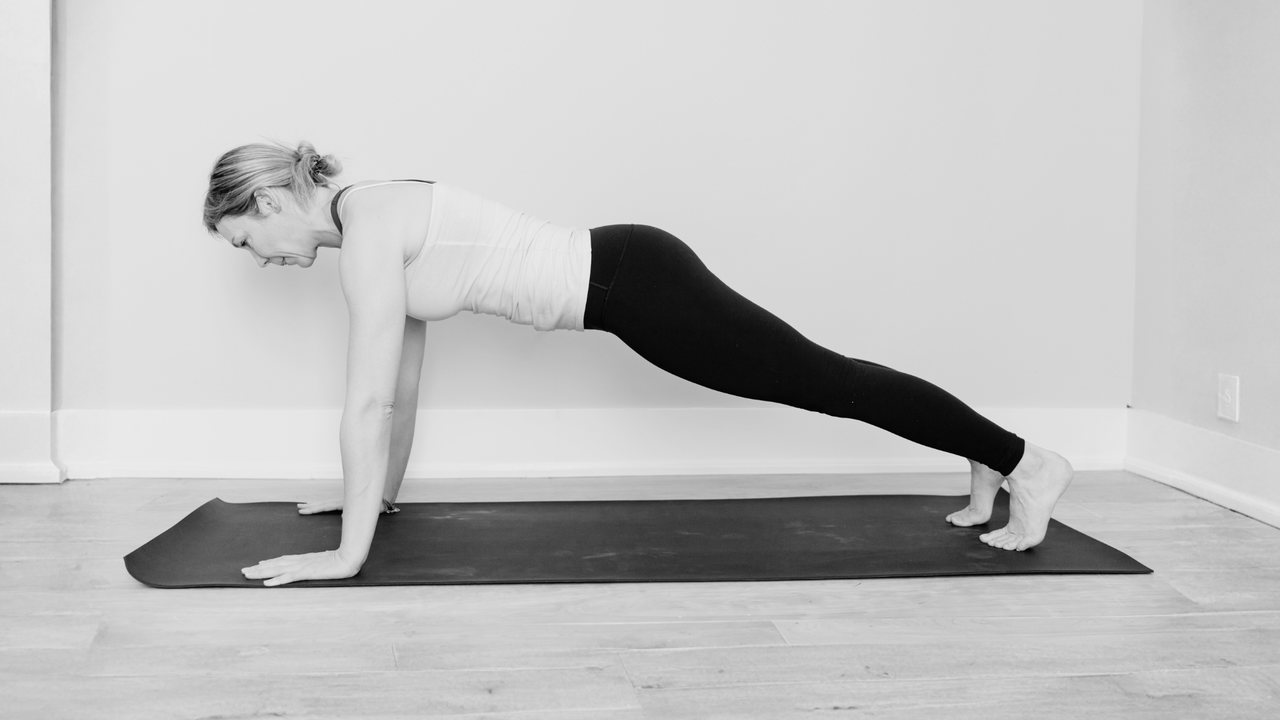 Diese Bild zeigt eine Frau auf einer Yoga-Matte in der Stellung "Das Brett".